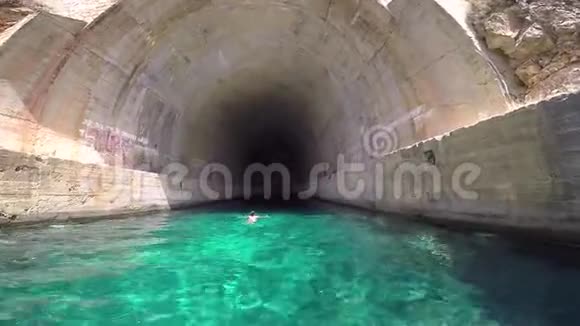 在军事隧道前游泳视频的预览图