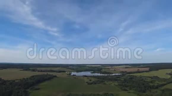 降落伞飞行俯瞰森林田野湖泊空中降落伞的景色视频的预览图
