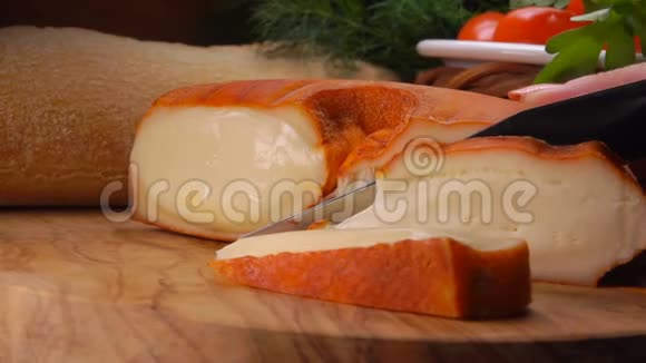 穆罗尔是一种巴氏杀菌半软的牛牛奶奶酪视频的预览图