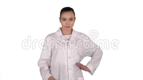 女医生像白色背景上的时尚模特一样走路视频的预览图