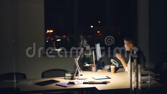 长得漂亮的年轻女士正在加班深夜用电脑然后摘下眼镜很累视频的预览图