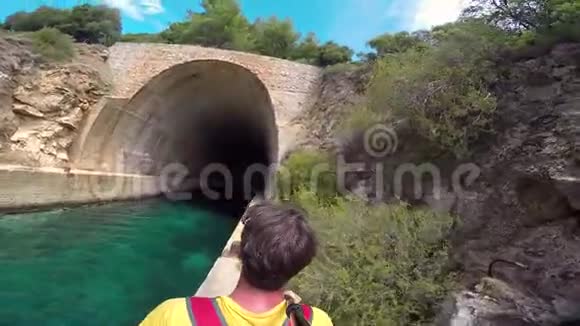 进入Lastovo岛废弃军用潜艇隧道的人视频的预览图