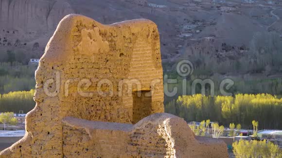 沙尔e祖哈克祖哈克市古老的侵蚀砖柱前的小沙漠村巴米扬阿富汗视频的预览图