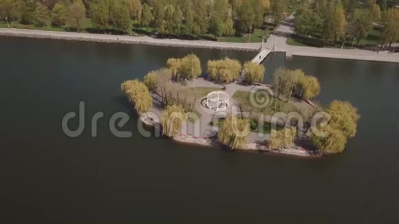从无人驾驶飞机上看到湖中的小岛视频的预览图