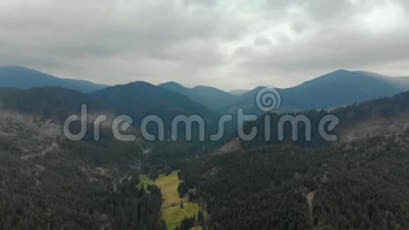 雨后雾蒙蒙的森林山脉从鸟瞰视频的预览图