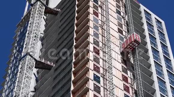 现代高层建筑施工升降机摄像头追踪视频的预览图