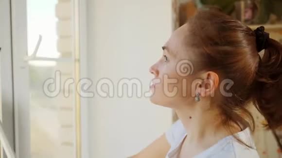 一个女人在她的公寓里洗了一扇窗户视频的预览图