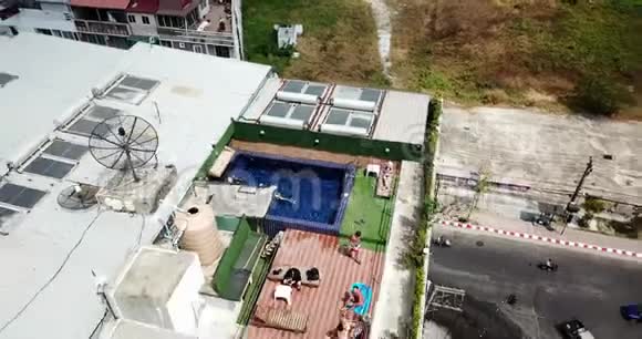 一群人在楼顶的游泳池里游泳视频的预览图