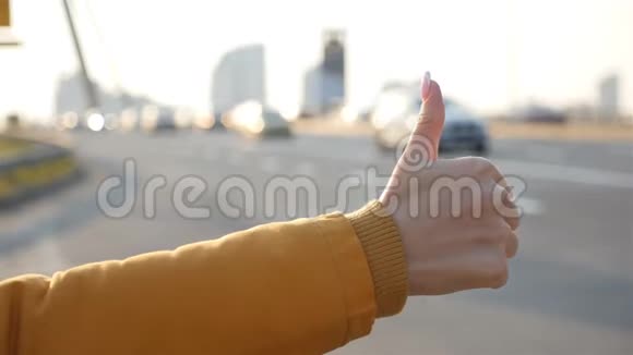 拇指向上手的特写搭便车汽车的运动慢动作视频的预览图