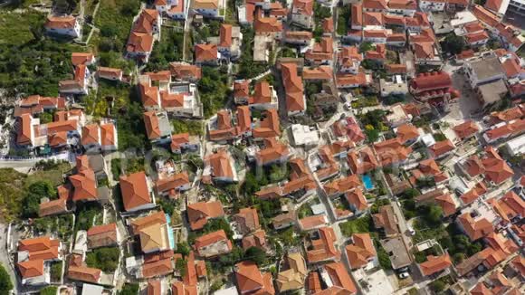 希腊波罗斯岛的建筑旧欧洲城市的瓷砖屋顶空中录像视频的预览图