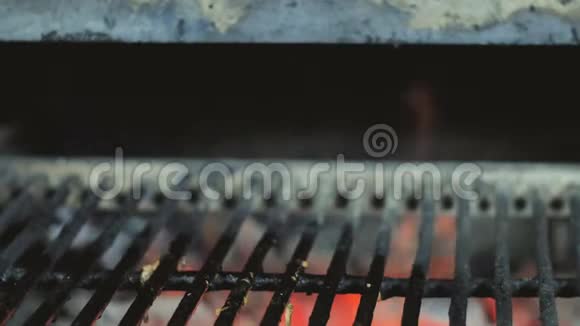 烧烤烧烤夹饼以火焰和烟雾为背景视频的预览图
