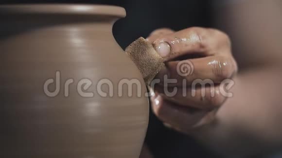 人手做泥罐陶工干泥罐与烘干机手工制作工艺视频的预览图