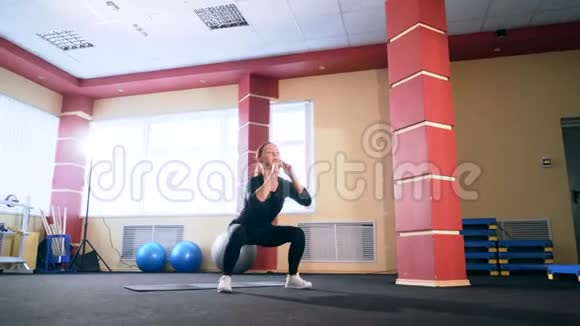健美操室里的女孩在地上表演跳跃视频的预览图