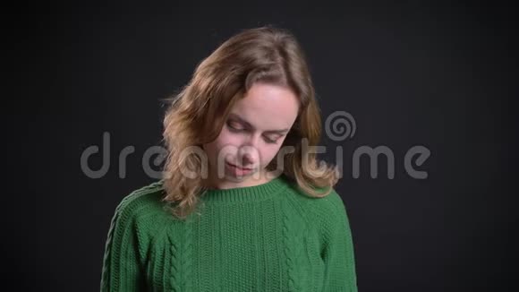 成年白种人女性在镜头前微笑时打电话和说话的特写镜头视频的预览图