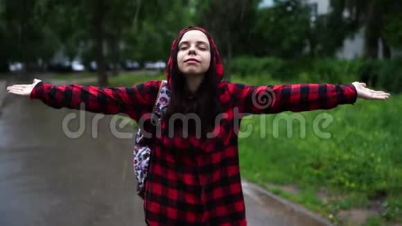 女人在雨中行走迷人的微笑女性在公园散步视频的预览图