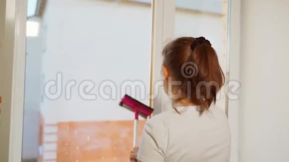 一个女人在她的公寓里洗了一扇窗户视频的预览图