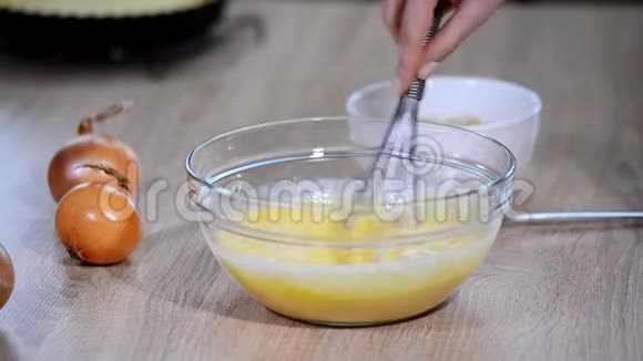 厨房里的女人做洋葱馅做馅饼法国传统洋葱头视频的预览图