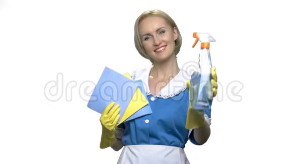 微笑的管家穿着制服拿着抹布和清洁剂视频的预览图