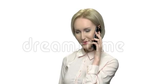 穿着正式服装的开朗女人在电话里交谈视频的预览图
