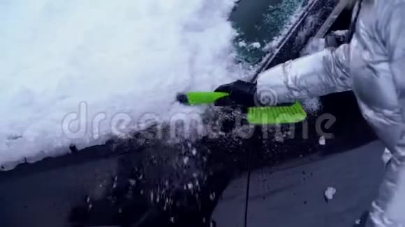 用刷子工具清洗冰雪车视频的预览图