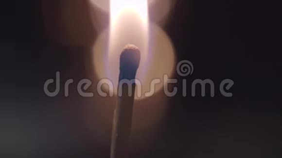 在黑暗的背景上男性手中燃烧的火柴的特写视频的预览图