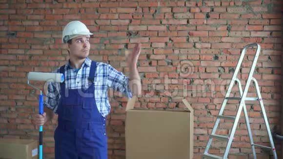 穿着白色头盔和制服的男建筑工人举手投降视频的预览图