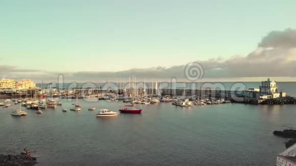 空中射击玛丽娜大西洋沿岸一个小渔村的港口大量的船只视频的预览图