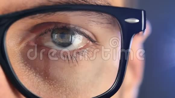 戴眼镜的人的大眼睛密切注意商人或戴眼镜的学生视频的预览图