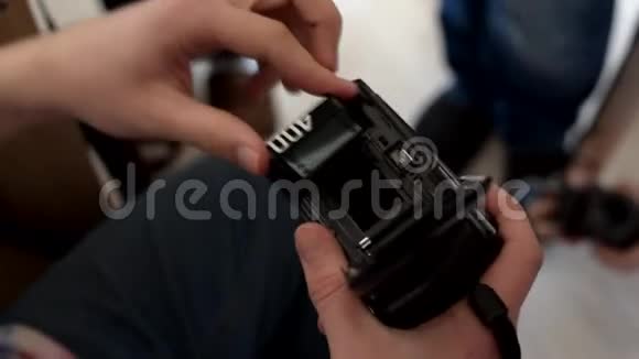 一个人把胶卷装满了照相机复古相机视频的预览图
