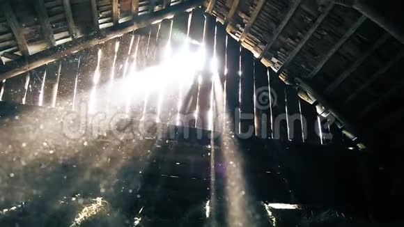 灰尘在旧谷仓1920x1080阁楼的阳光下飞舞视频的预览图