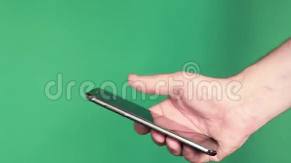 绿色背景上带有电子装置的人手视频的预览图