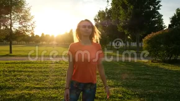 在日落时分体操运动员在城市公园里用垂直的绳子抬起一条腿相机动作视频的预览图
