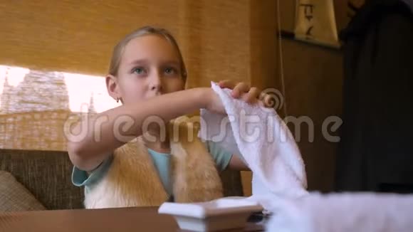 在寿司店吃饭前少女用热湿毛巾擦手视频的预览图