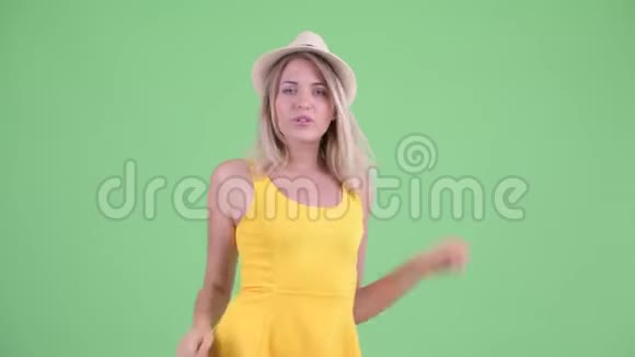 快乐的年轻金发旅游女人跳舞视频的预览图