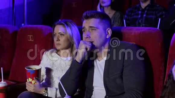 电影院里一对夫妇的特写镜头他们看了一部非常悲伤的电影哭了起来视频的预览图