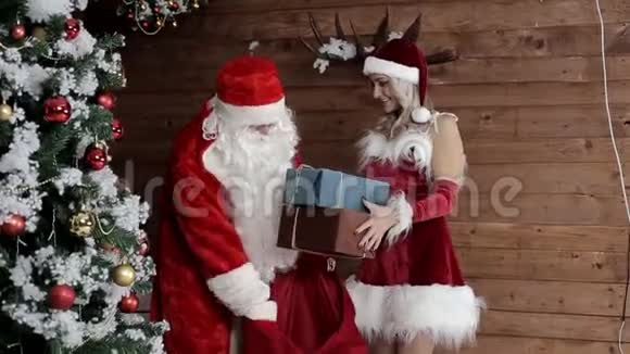 圣诞老人和我的侄女一起准备了一个袋子里面有礼物给孩子们听视频的预览图