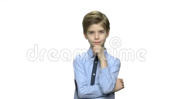 体贴的小男孩被孤立在白色的背景上视频的预览图