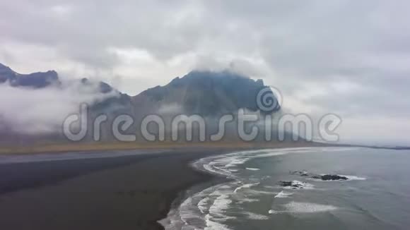 维斯特拉霍恩山脉和海岸冰岛鸟瞰图视频的预览图