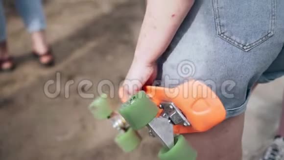 一个拿着滑板的年轻女孩快关门性感的女孩视频的预览图