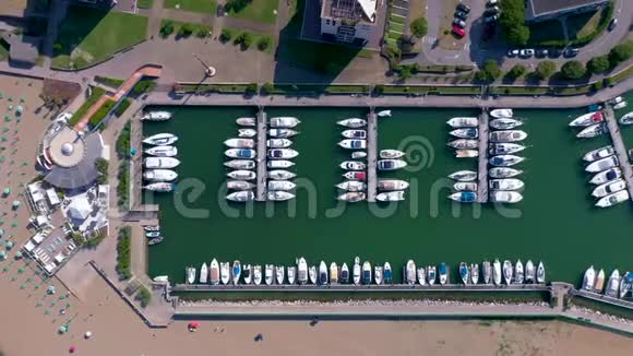 意大利意大利2019年5月空中无人机观码头与游艇在利尼亚诺上面的码头视频的预览图