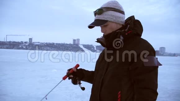 钓鱼的人冬天钓鱼看鱼咬人视频的预览图