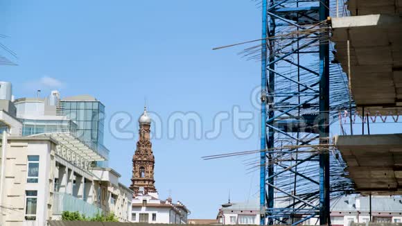 正在建造的一座新的多层建筑的侧视图库存录像现代建筑与旧建筑的对比视频的预览图