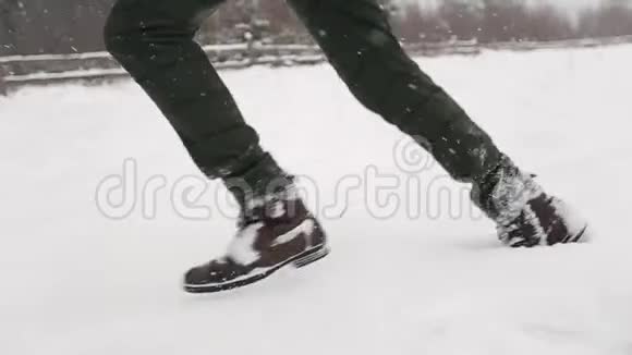 新婚夫妇在下雪的冬天奔跑穿着皮靴踩着新鲜的雪低角度拍脚视频的预览图