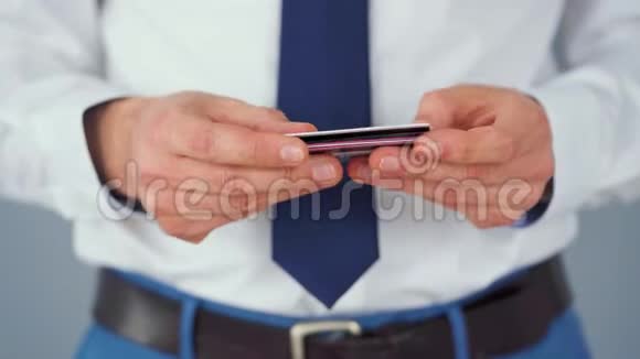穿着正式服装的男士从几张信用卡中挑选一张视频的预览图