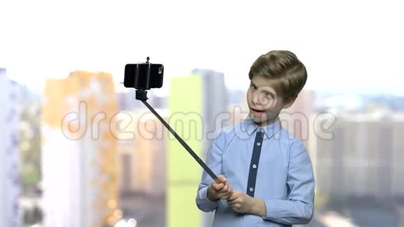 小男孩一边吐舌头一边自拍视频的预览图