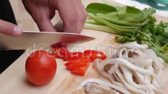 男人露天厨房里切蔬菜和青菜女人用刀子做饭一步一步视频的预览图