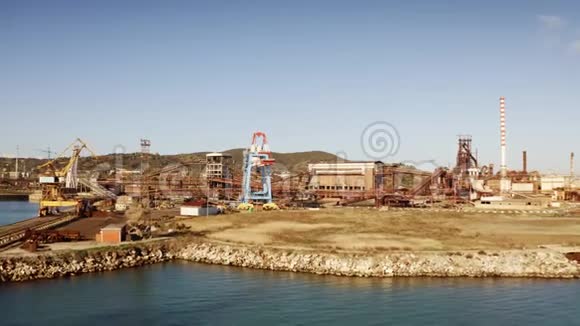 意大利Piombino附近海港和旧工业区的鸟瞰图视频的预览图