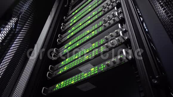 超级计算机底部视图视频包含闪烁现代数据中心视频的预览图