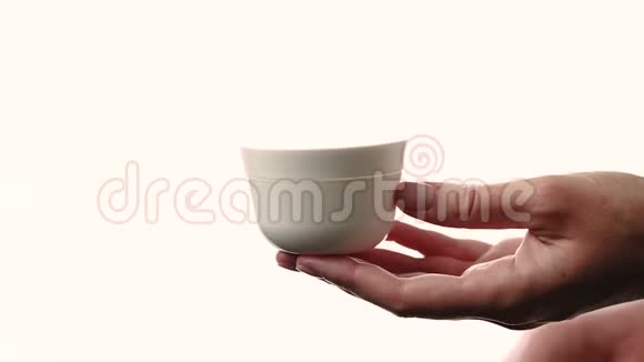 女人手撕下一罐奶油关门视频的预览图