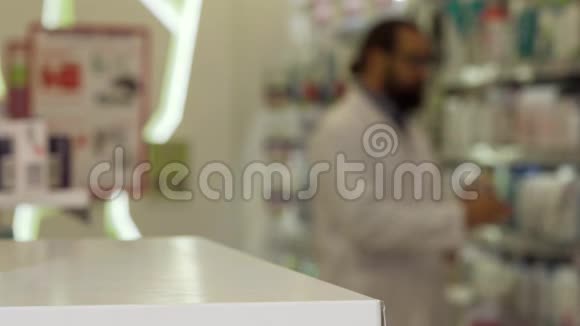 药剂师在柜台上放了水泡药片在他的药店工作视频的预览图